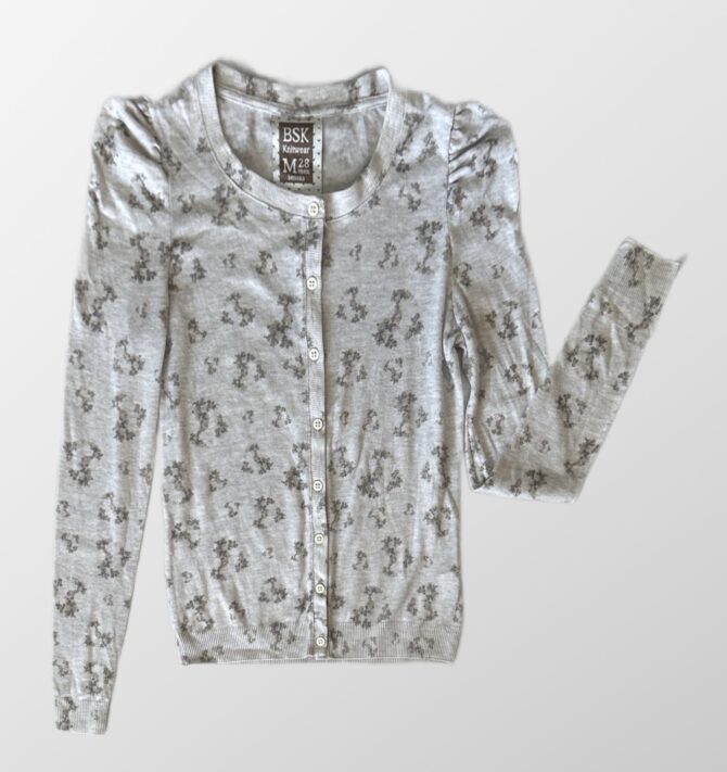 סריג קרדיגן דקיק BSX Knitwear צבע אפור עם הדפסי פרחים עדינים! עם כתפיים קצת תפוחות!