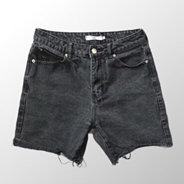 מכנסי ג׳ינס קצרים בצבע שחור! גזרה גבוהה! ללא לייקרה!  מידה M Adika