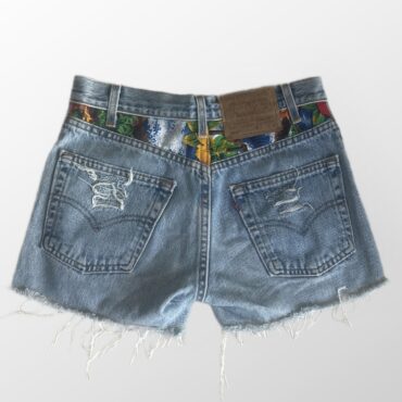 Levi’s קצרים בשילוב דוגמא מאחורה וקרעים מקדימה! גזרה גבוהה! מידה 25 היקף מותן - 75