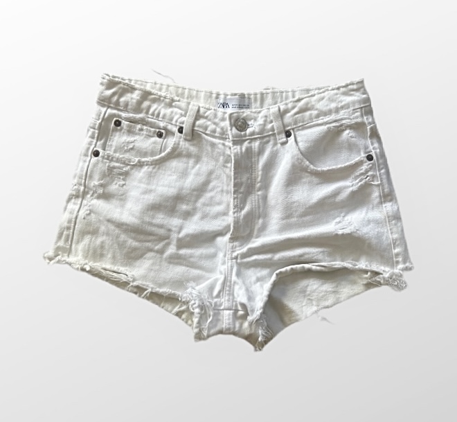 מכנסי ג׳ינס קצרים בצבע לבן! גזרה גבוהה! (ללא לייקרה) מידה 28 Zara