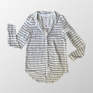 חולצה מכופתרת 100% כותנה Castro בגזרת אוברסייז ארוכה! צבע לבן עם פסים בצבע ג׳ינס! מידה 42