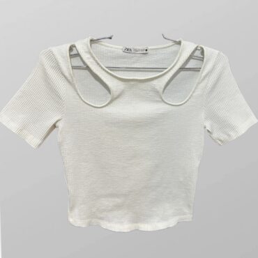 חולצת לייקרה בצבע שמנת בטקסטורת ריב  עם פתחים בצידי הכתפיים S Zara