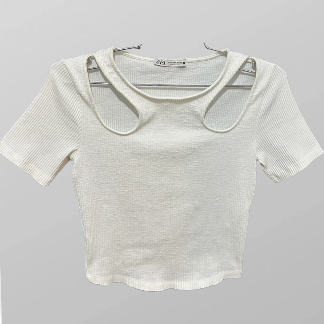 חולצת לייקרה בצבע שמנת בטקסטורת ריב  עם פתחים בצידי הכתפיים S Zara