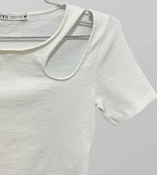 חולצת לייקרה בצבע שמנת בטקסטורת ריב  עם פתחים בצידי הכתפיים S Zara – תמונה 3