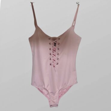 בגד גוף לייקרה מחטב בצבע ורוד בהיר! עם כתפיות מתכווננות! בשילוב שרוכים M