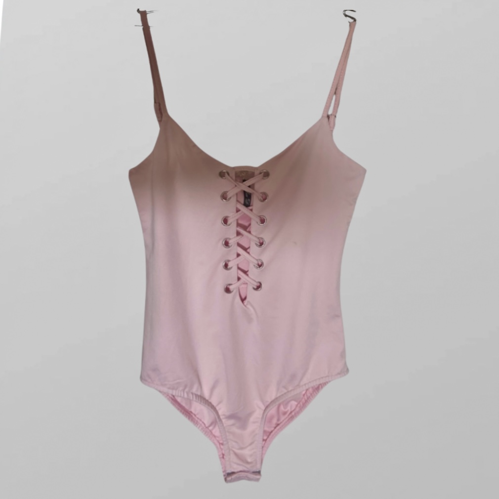 בגד גוף לייקרה מחטב בצבע ורוד בהיר! עם כתפיות מתכווננות! בשילוב שרוכים M