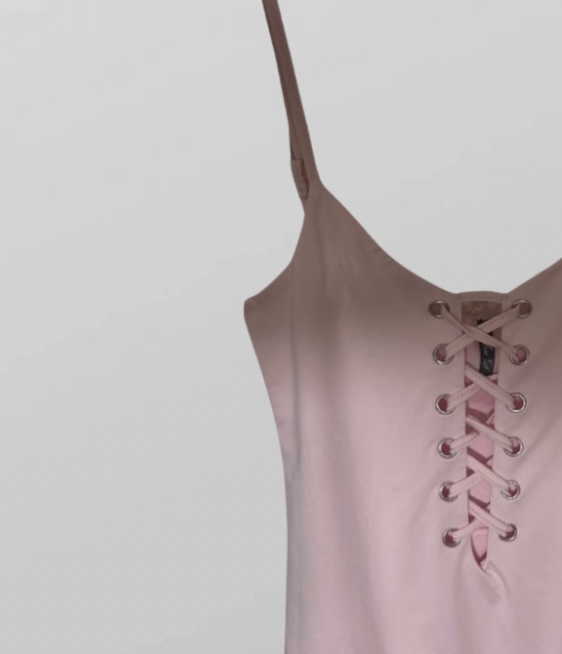 בגד גוף לייקרה מחטב בצבע ורוד בהיר! עם כתפיות מתכווננות! בשילוב שרוכים M – תמונה 2