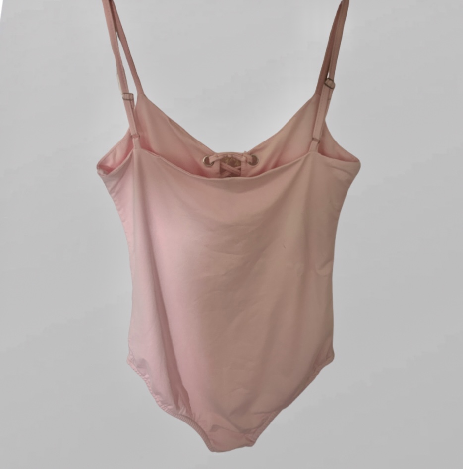 בגד גוף לייקרה מחטב בצבע ורוד בהיר! עם כתפיות מתכווננות! בשילוב שרוכים M – תמונה 3