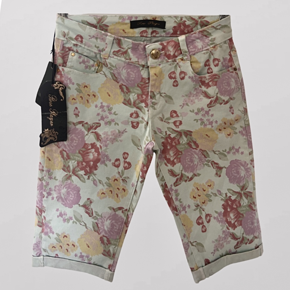 עם טיקט! ג׳ינס קצרים חדשים פרחוניים! מעל הברך גזרה גבוהה! לייקרה! מידה S RoseMayer