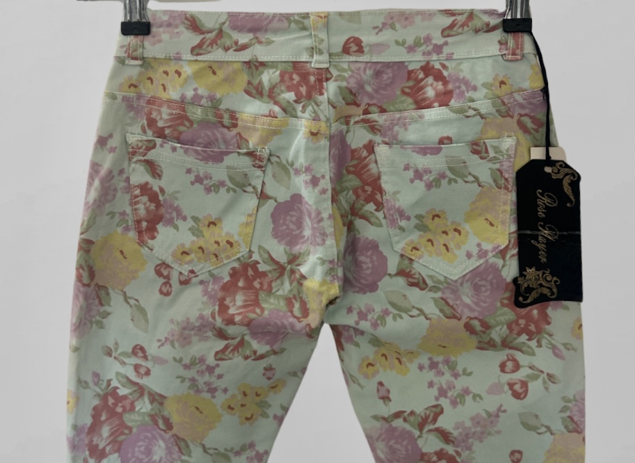 עם טיקט! ג׳ינס קצרים חדשים פרחוניים! מעל הברך גזרה גבוהה! לייקרה! מידה S RoseMayer – תמונה 3