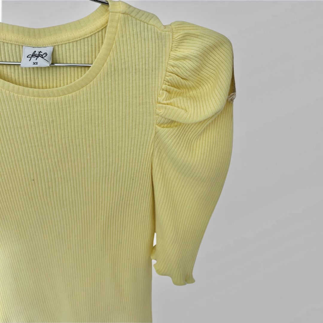 חולצת ריב צהובה כתפיים תפוחות באופן עדין XS Castso – תמונה 2