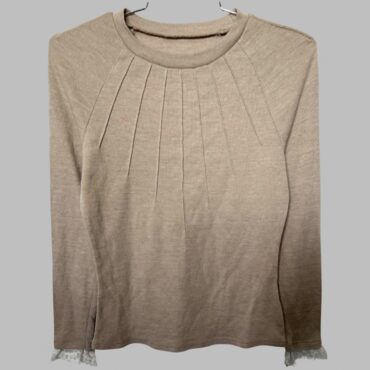 חולצה בצבע מוקה בהיר! בשילוב שרוולי קרושה! גזרה רגילה! מידה S