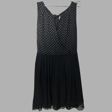 Romantic Line מידה S שמלת שיפון שחורה נשפכת חלק עליון מנוקד גזרת A מצב חדש