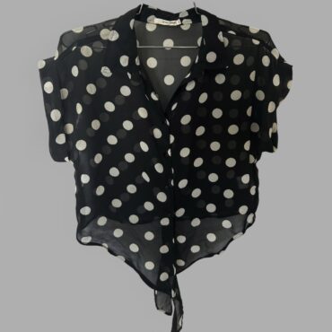 TNT חולצת שיפון קרופ שקפקפה נקשרת מידה S פרינט מנוקד. מצב כמו חדש