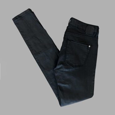 מכנסי סקיני שחורים לייקרה גזרת אמצע (כמו דמוי עור) XS Mango