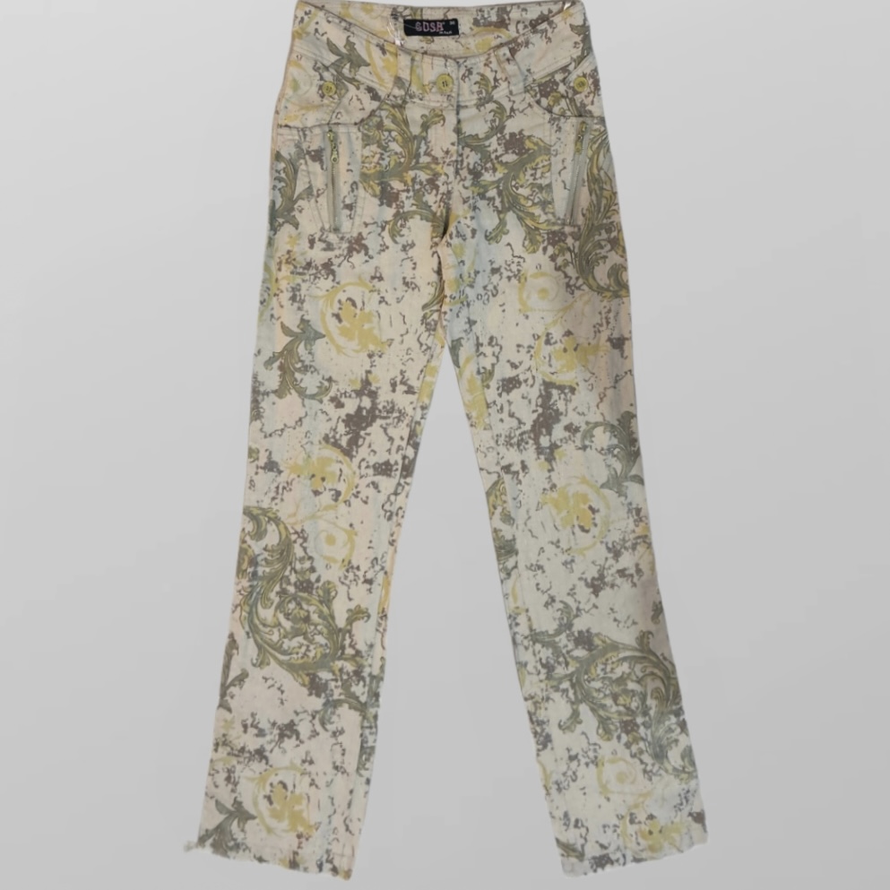 חדשים! מכנסיים בגזרה ישרה בהדפס מגניב וטיפה מנצנץ בשילוב כפתורים ורוכסנים! מידה 36 Cosa Jeans