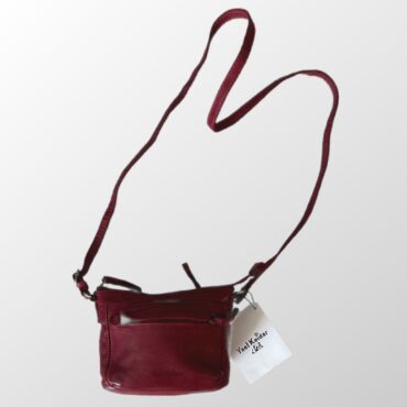 עם טיקט - תיק עור אמיתי של המעצבת Yael Keidar , בצבע בורדו מידות - 22/15 ס״מ