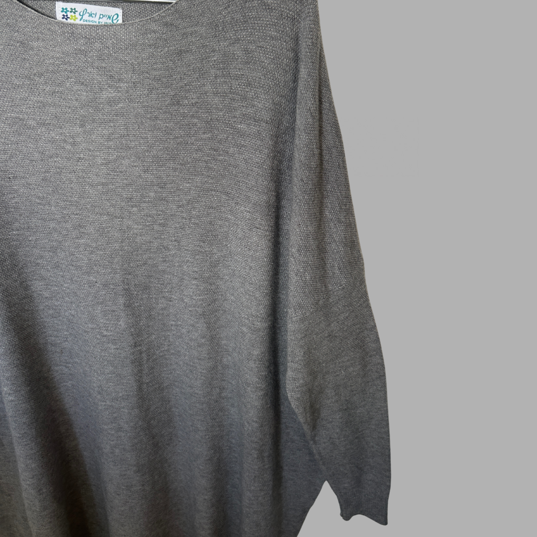 “שמיים וארץ״ מידה 44-46 סריג/שמלת אוברסייז רחבה בצבע אפור היקף - 146 ס״מ – תמונה 2