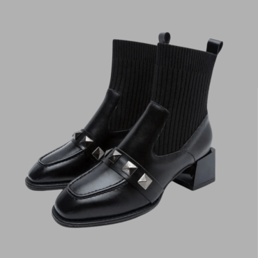 מגפון חדש - יתאים למידה 39 (רשום 40) דמוי עור עם ניטים בשילוב בד גרב איכותי!