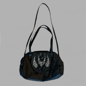 תיק וינטג׳ אמיתי מעור אמיתי ורך! בצבע שחור בחלקו בטקסטורת נחש והדפס מנוחש! מידות - 43/26 ס״מ