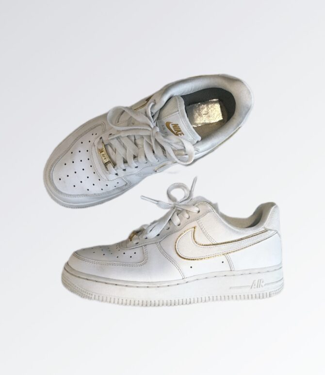 סניקרס Nike Air Force בשילוב זהב מידה 38