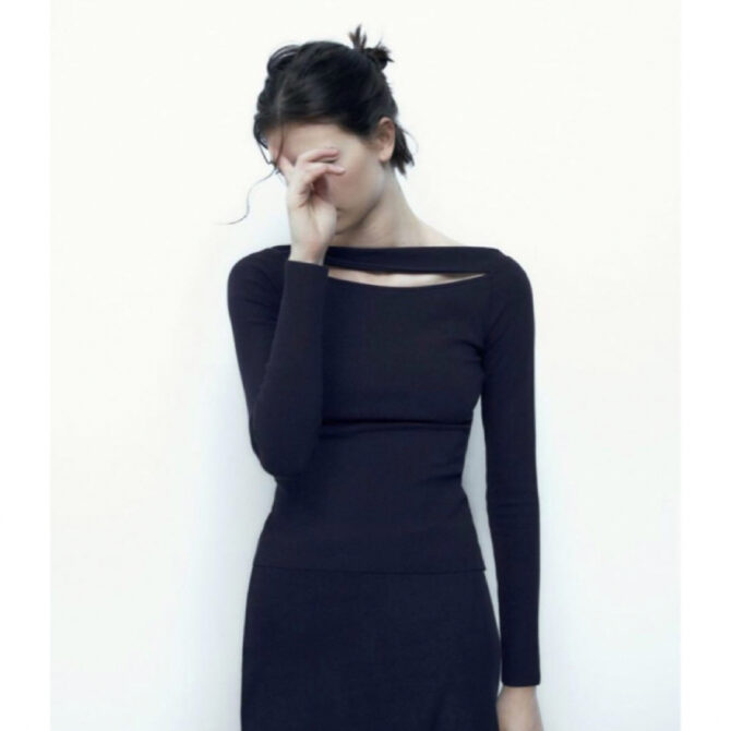 ⁦חולצת לייקרה ZARA עם פתח עליון לרוחב, מבד איכותי בצבע כחול M⁩ – תמונה ⁦2⁩