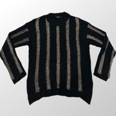 סריג עם פסי נצנצים כסופים קצת אוברסייז מידה M