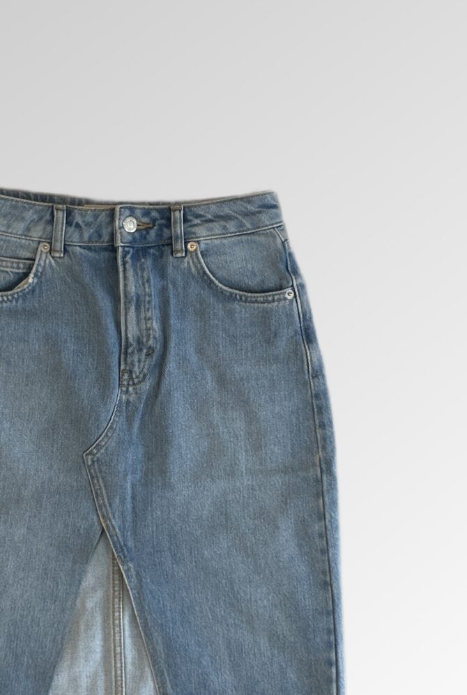⁦חצאית מידי ג׳ינס Topshop עם שסע קדמי היקף מותן 68 ס״מ⁩ – תמונה ⁦3⁩