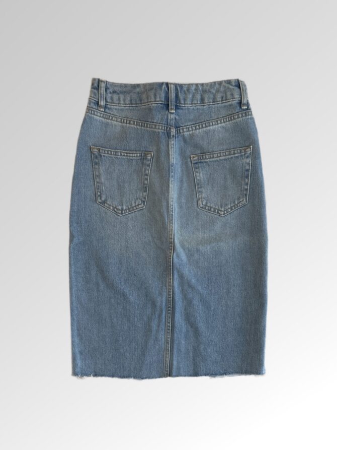 ⁦חצאית מידי ג׳ינס Topshop עם שסע קדמי היקף מותן 68 ס״מ⁩ – תמונה ⁦2⁩