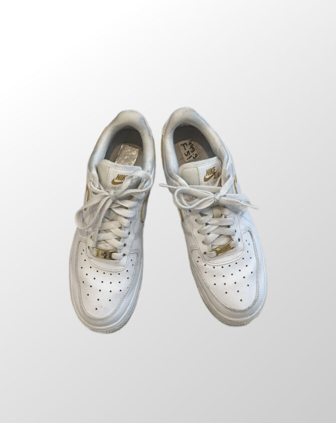 ⁦סניקרס Nike Air Force בשילוב זהב מידה 38⁩ – תמונה ⁦2⁩