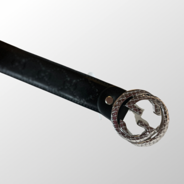 חגורה חדשה! עם אבזם כסוף! בטקסטורה עם הטבעה של האות G , בסגנון Gucci עם אבזם בצבע כסף!