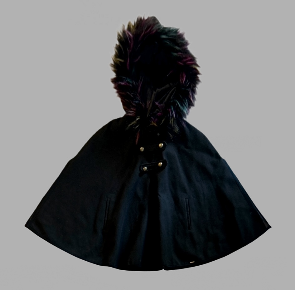 פונצ׳ו אלגנטי מחמם עם קפוצ׳ון פרווה צבעונית