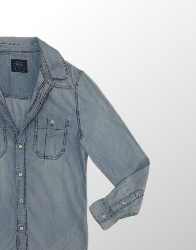 ⁦חולצת ג׳ינס מכופתרת Bershka מידה XS⁩ – תמונה ⁦2⁩