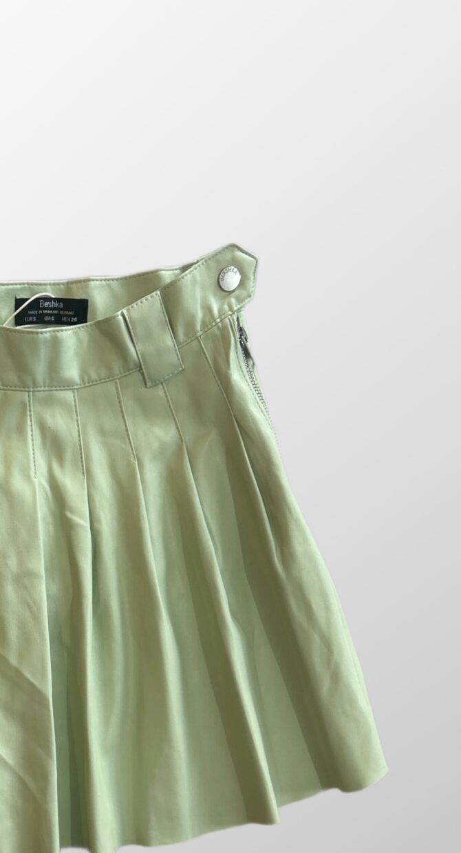 ⁦חצאית מיני קפלים דמוי עור Bershka צבע מנטה מידה 26⁩ – תמונה ⁦2⁩