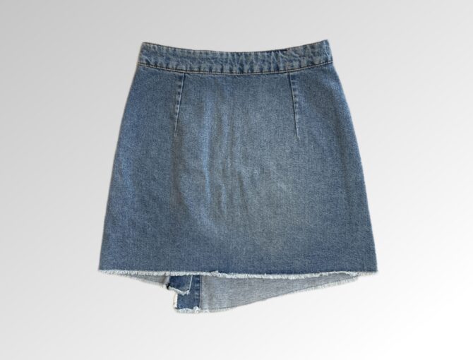 ⁦חצאית מיני ZARA ג׳ינס א- סימטרית! מידה 24⁩ – תמונה ⁦2⁩