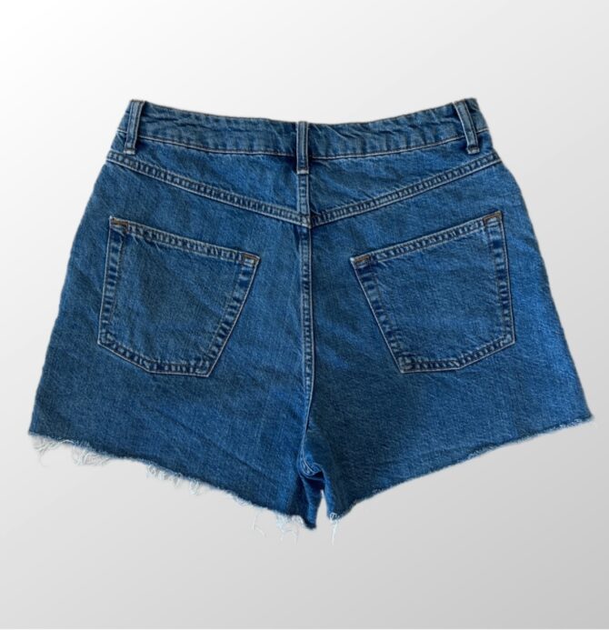 ⁦מכנסי ג׳ינס קרעים Topshop קצרים גזרה גבוהה מידה 40⁩ – תמונה ⁦3⁩