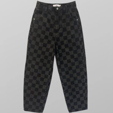 ג׳ינס Adika גזרת ״בלון״ בהדפס משבצות בסגנון ״שחמט״ מידה S