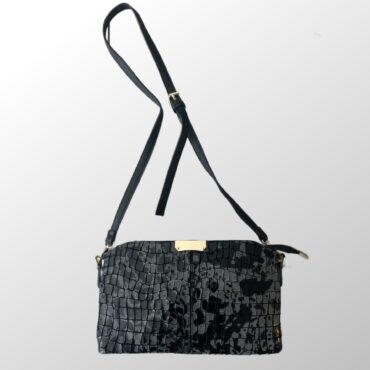 תיק דמוי עור קרוסבודי בטקסטורת ״תנין״ בצבעי אפור שחורחדש!