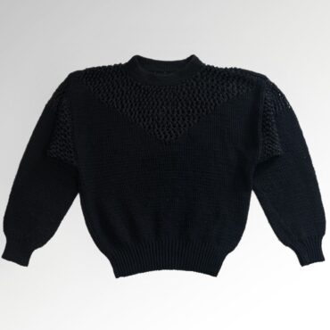 סריג שחור בשילוב חירורים בחלק העליון והכתפיים בגזרה מחמיאה מידה M