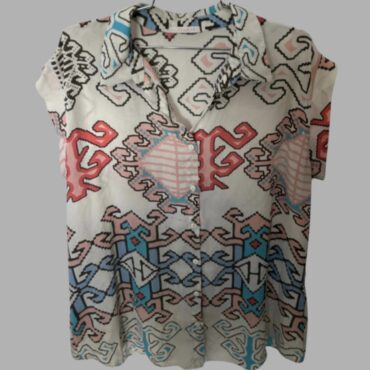 GOLBARY מידה 44 חולצה מכופתרת נשפכת לבנה עם הדפס צבעוני אלגנטית ונעימה מצב כמו חדש!