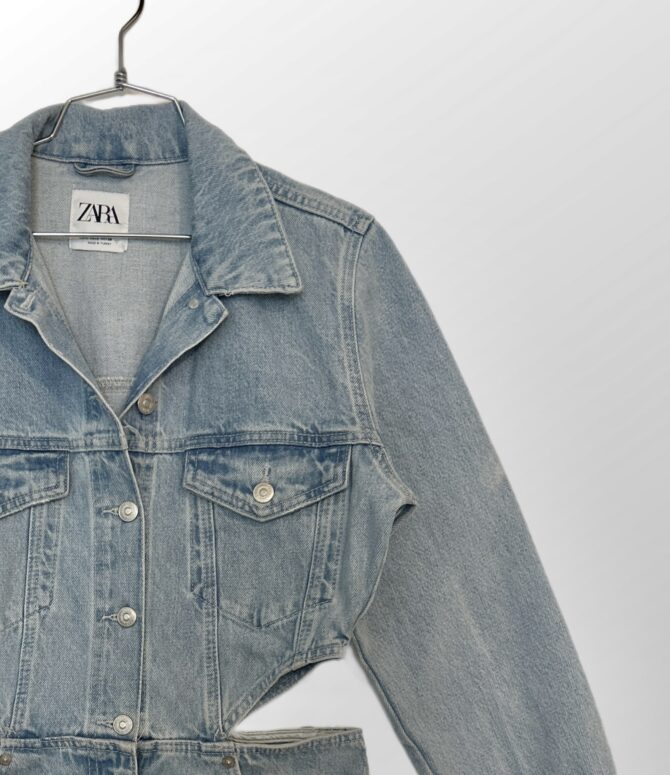 ⁦אוברול ג׳ינס ZARA עם פתחים בצדדים היקף מותן - 85 ס״מ⁩ – תמונה ⁦2⁩