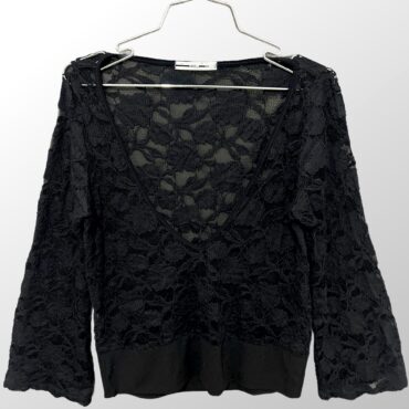 חולצת תחרה מחשוף V עם מנג׳ט בסיומת מידה M