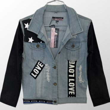 עם טיקט! ג׳קט ג׳ינס לייקרה עם שרוולי דמוי עור ופאצ׳ים והדפסים! מידה S