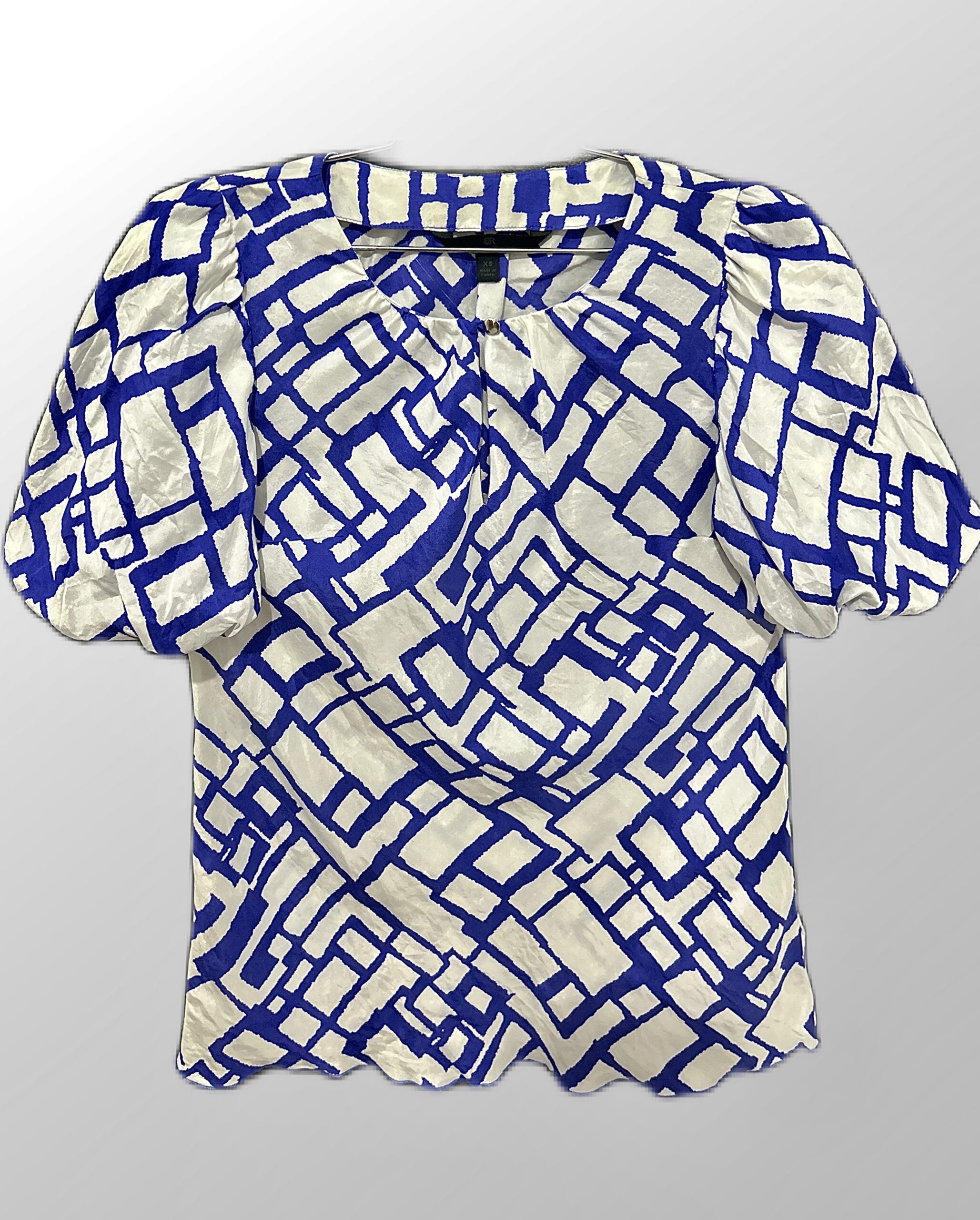 חולצת 100%משי Banana republic אלגנטית! עם הדפס של צורות גאומטריות! תתאים עד מידה M