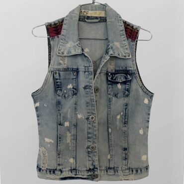 וסט ג׳ינס בסגנון רטרו עם ניטים מידה S