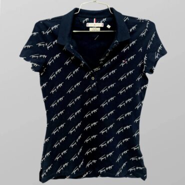 חולצת פולו Tommy Hilfiger בהדפס של המותג על כל החולצה מידה XS