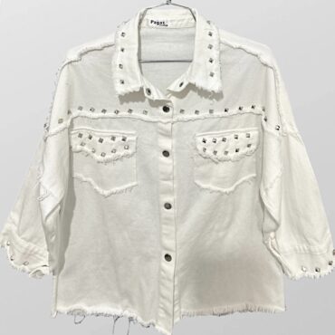 חולצת ג׳ינס לבנה עם ניטים בגזרה רחבה! מידה M