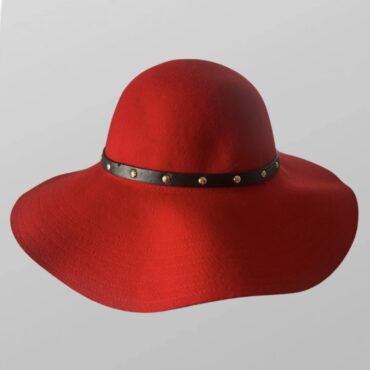 כובע אדום רחב שוליים מצמר אמיתי 100% , עם רצועת דמוי עור עם ניטים
