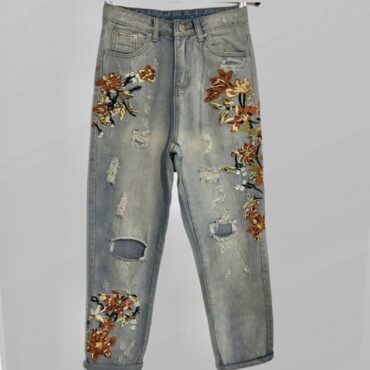 ג׳ינס MOM רקום עם פרחים וקרעים בגזרה גבוהה | מידה S