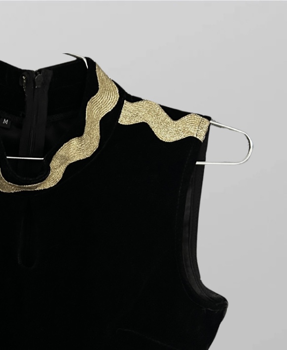 חולצת קרופ קטיפה בעיטורי זהב מידה M – תמונה 2